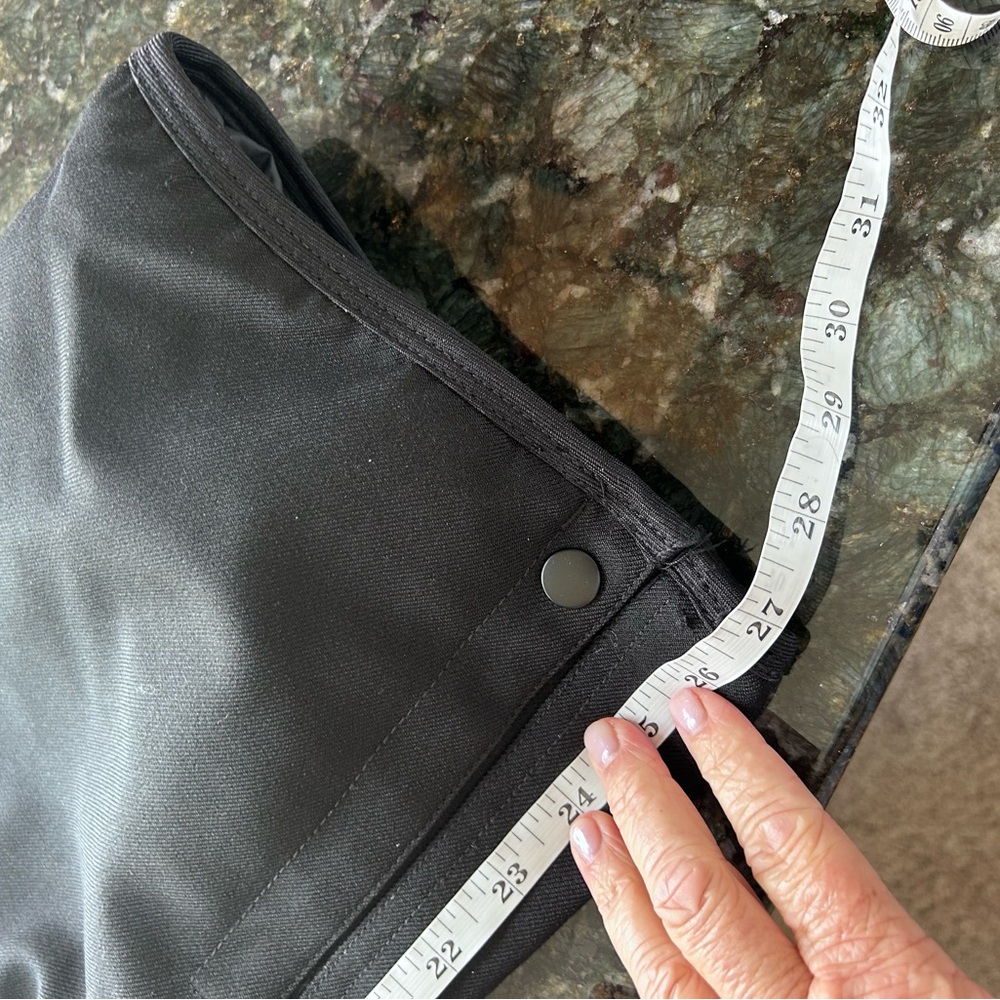 686 Black Snowboard Skiing Pants. Vents and cargo pockets. Waterproof and warm. - Picture 14 of 14